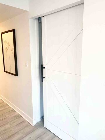 Beautiful 2 Bed 2 Bath 2 Balc Corner Unit-Downtown gallery image 5