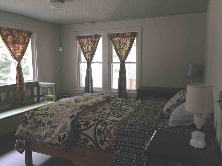 BrooksideMiniFarm Lake Acces Houses for Rent in Hague, New