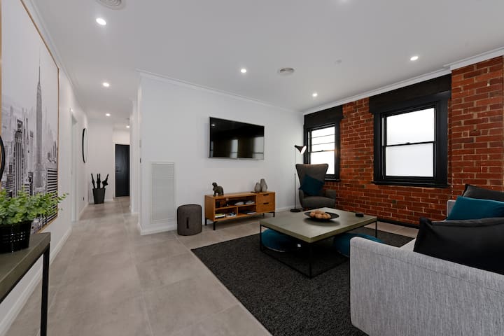 Designer Living within Historic Art Deco Building gallery image 3