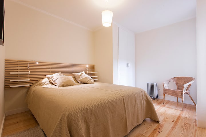 Спалня с двойно легло и внимателно декорирана