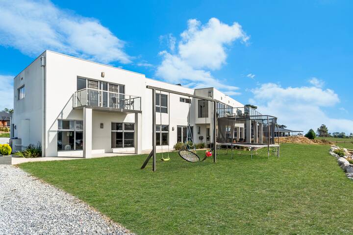 Paradise Point – Tamar Valley w/ heated pool gallery image 3