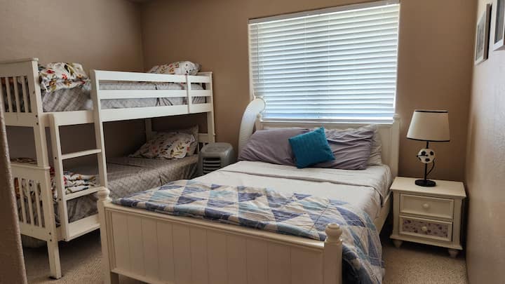 Ფართო მეორე საძინებელი გაწყობილია გელის მემორიალური ქაფით, სრული ზომის საწოლით და ორსაწოლიანი საწოლით. 