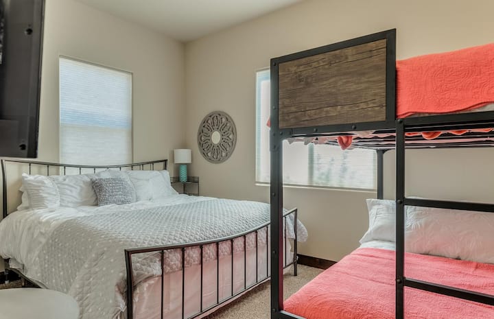 Ერთი დიდი საწოლი და ერთი დედოფალი მეტი დედოფალი bunk