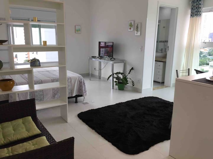 Exclusive Studios for 2 adults. Great ambience , clean and trendy near TRANSAMERICA EXPO, Consulate USA , Berrini; 
Elegant light clean for 1 or2 visitors (2 twin beds). Within 400 m of Brooklin Subway.  Near Morumbi Shopping, Chacara Santo Antonio.