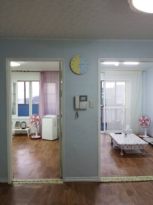 큰방과 작은방의. 공간입니다
큰방에어콘은 이동식 에어컨 입니다
사실 소음이 조금 큽니다