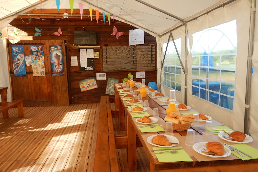 Petit déjeuner et restauration rapide au camping