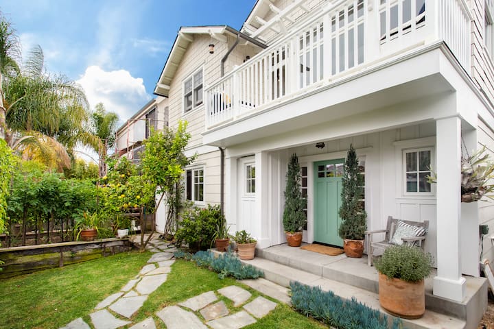 Venice Beach Escape – Big + Bright + Easy Parking gallery image 2