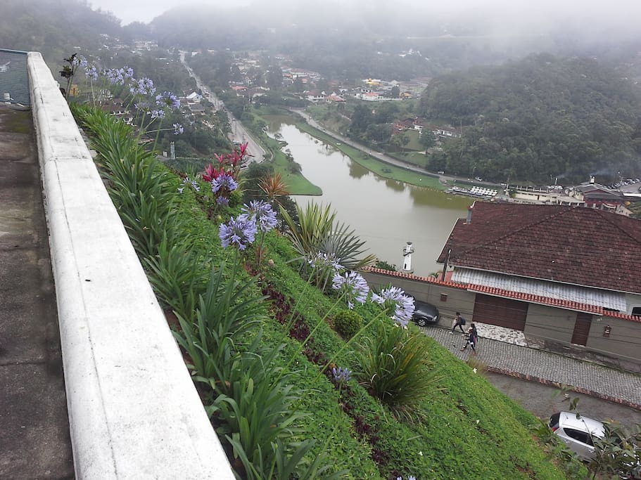 Maravilhosa vista do lago do Palácio Quitandinha.