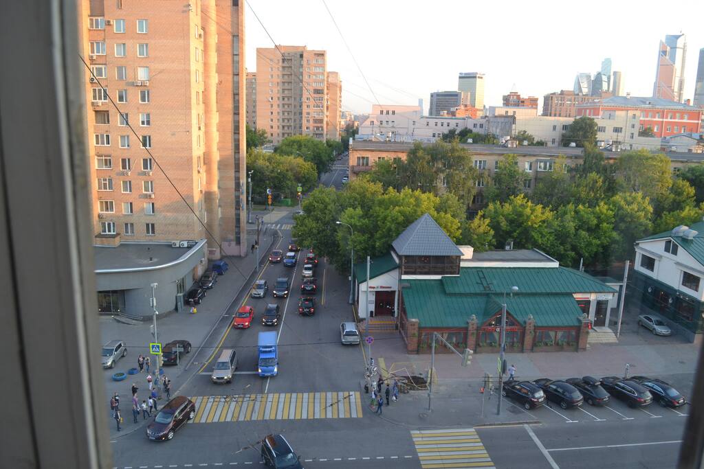 Вид из окна на улицу Красная Пресня, Бар-паб John Bull Pub, высотки Москва-Сити