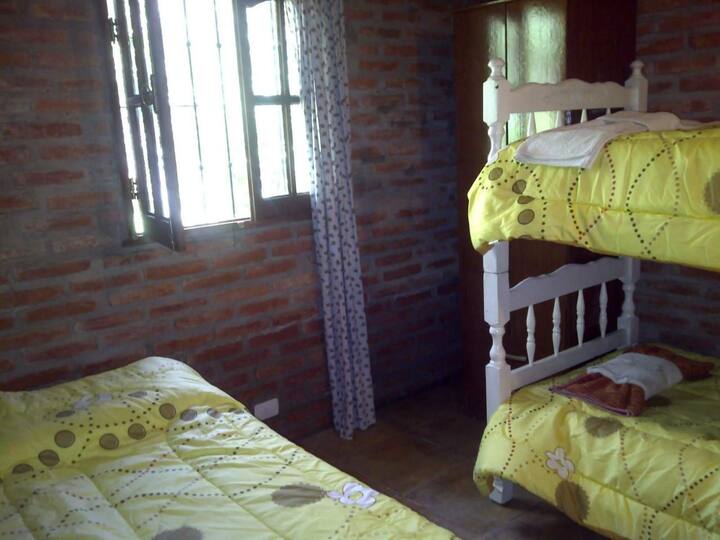 Habitación con cama cucheta y cama simple