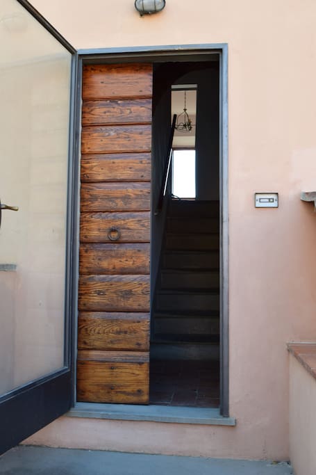 Questa è una casa in paese, ma è una casa autonoma con a disposizione, restando qualche giorno in più, gli orti e le vigne di Cecione