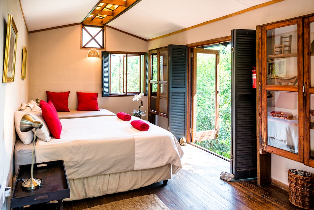 Sleeping area 2: Separate master bedroom