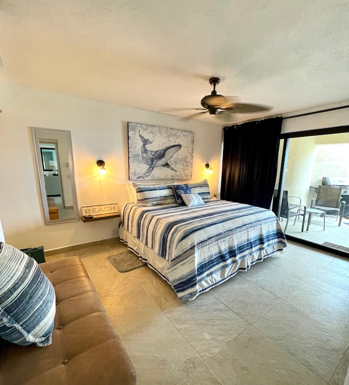 غرفة نوم رئيسية بإطلالة على المحيط وسرير بمقاس كبير