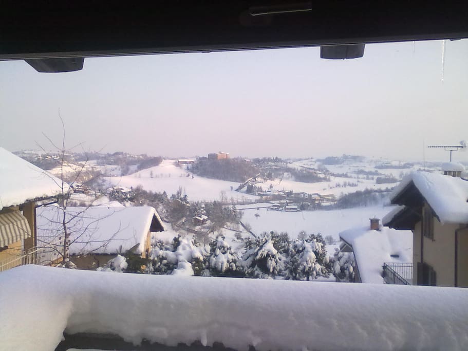 Terrazzino mansarda nevicata , vista sul Castello di Montaldo
