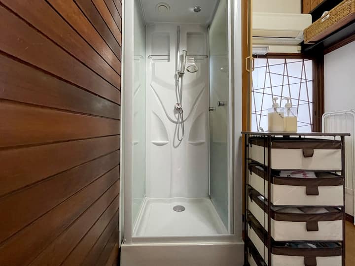 Full bathroom image 1