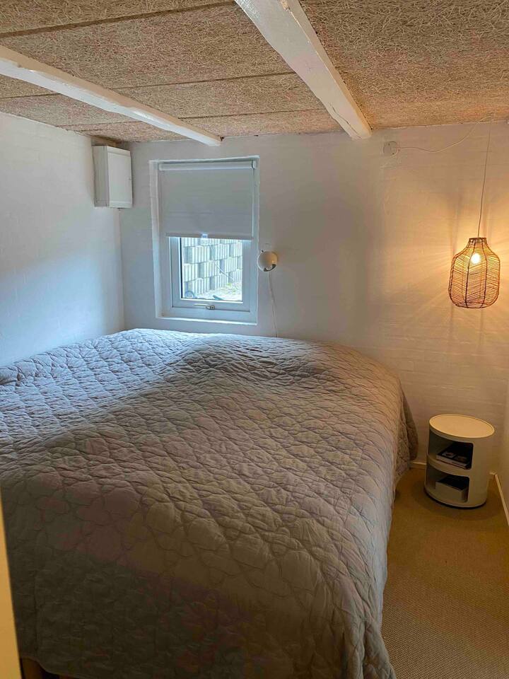 ห้องนอนพร้อมเตียงคู่ใหม่และห้องน้ำส่วนตัว