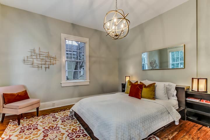 宽敞的主卧室。