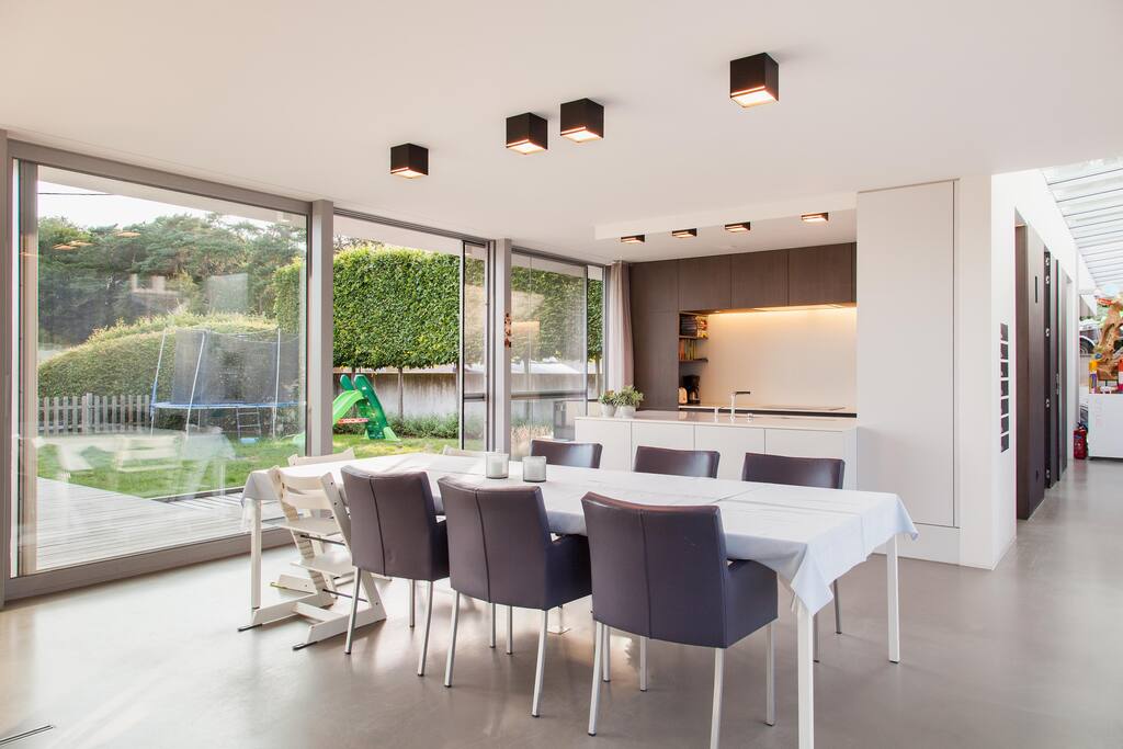 Het hart van ons huis, de keuken en eettafel. Met zicht op terras en vallei.