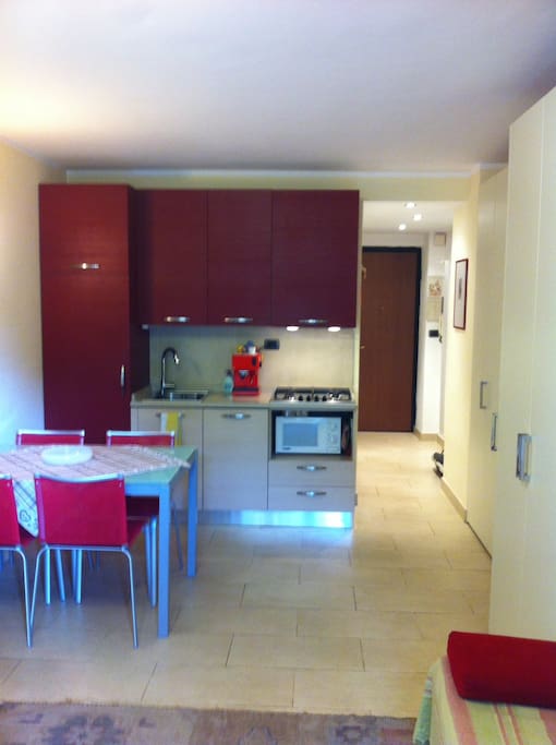 Soggiorno con cucina completa a vista