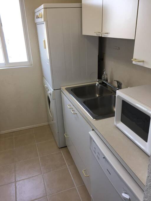 Fully stocked kitchen with W/D