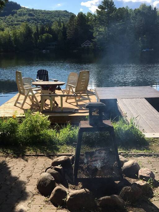 Feux de foyer avec bois disponible