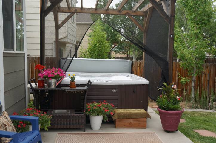 Denver & Boulder w/ mountain views & hot tub