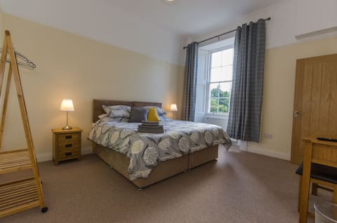 Flat 2 , 3 bedrooms, Town Centre, Free parking.