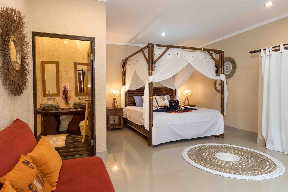 Villa in Denpasar · ★4.7 · 3 bedrooms · 4 beds · 3.5 private baths, Airbnb karşılaştırması
