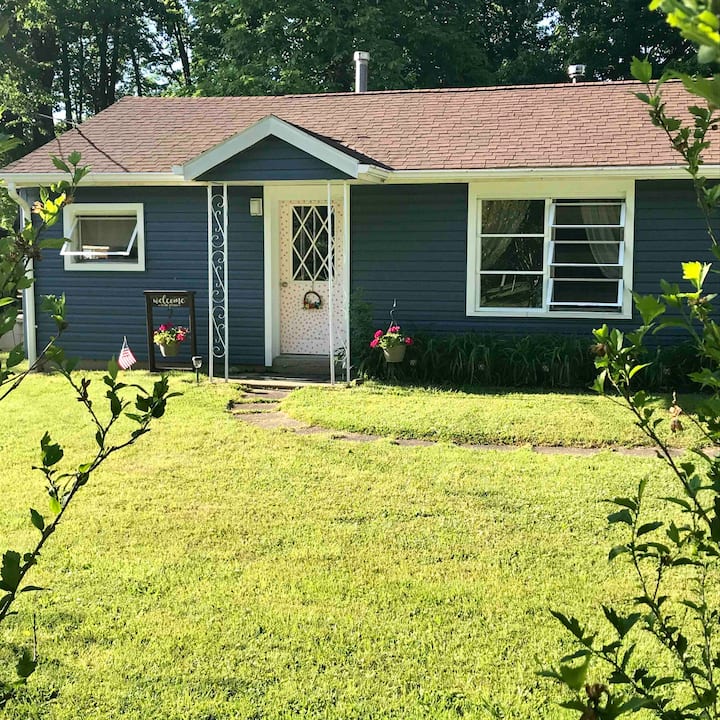 The Blue Cottage at Pymatuning Lake Cottages for Rent in Linesville, Pennsylvania, United