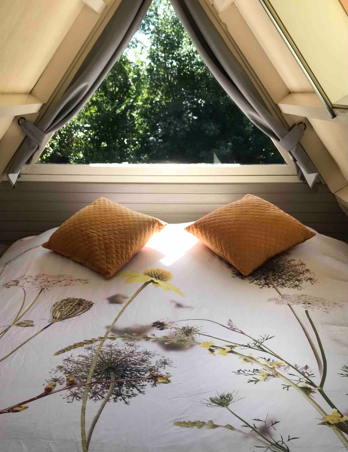 Dormitorio en la planta superior. Solo accesible a través de escaleras empinadas y escalones. Separado de otro espacio de arriba con cortinas, sin puertas 