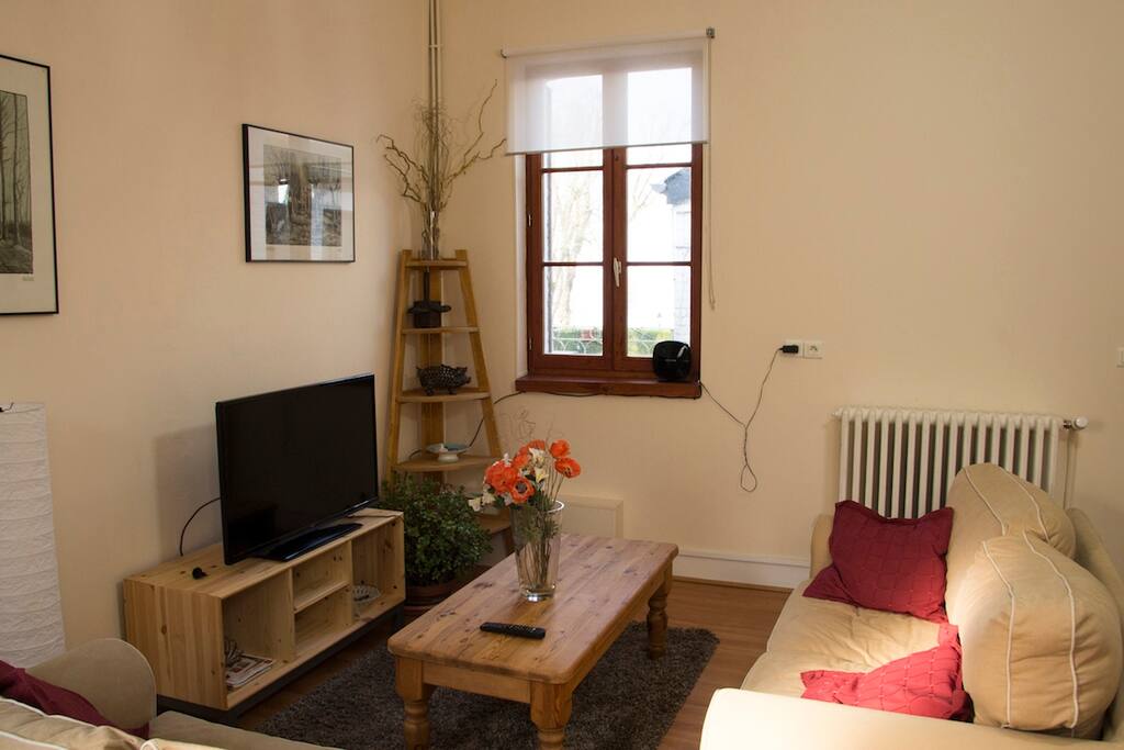 living room with access to a terrace for outdoor eating