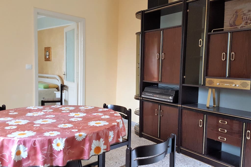 Al primo piano c'e un soggiorno arredato da una parete attrezzata e un gruppo tavolo. C'e anche un letto pieghevole/