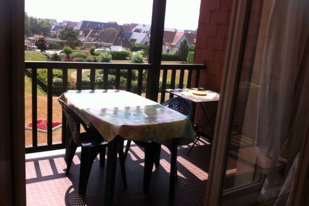 Loggia ensoleillée avec vue sur jardin. Table de jardin et ses 6 chaises
