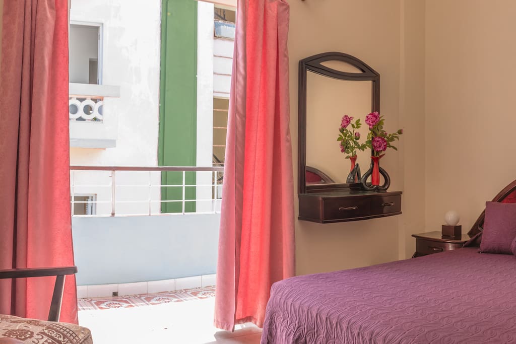 El cuarto tiene un precioso balcón a la calle