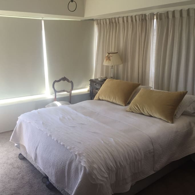 Nice bed with white carpet floor, for more confortable rest.
Confortable cama de 2 plazas con piso alfombrado, para una maxima comodidad en elel descanzo.