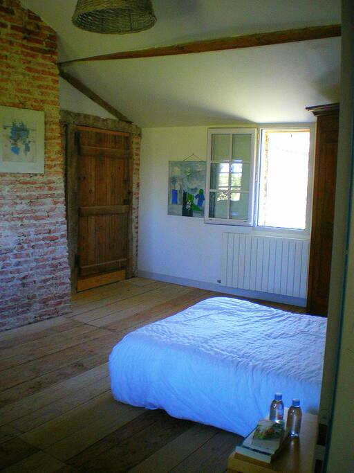 Autre angle de vue de la chambre ancienne.