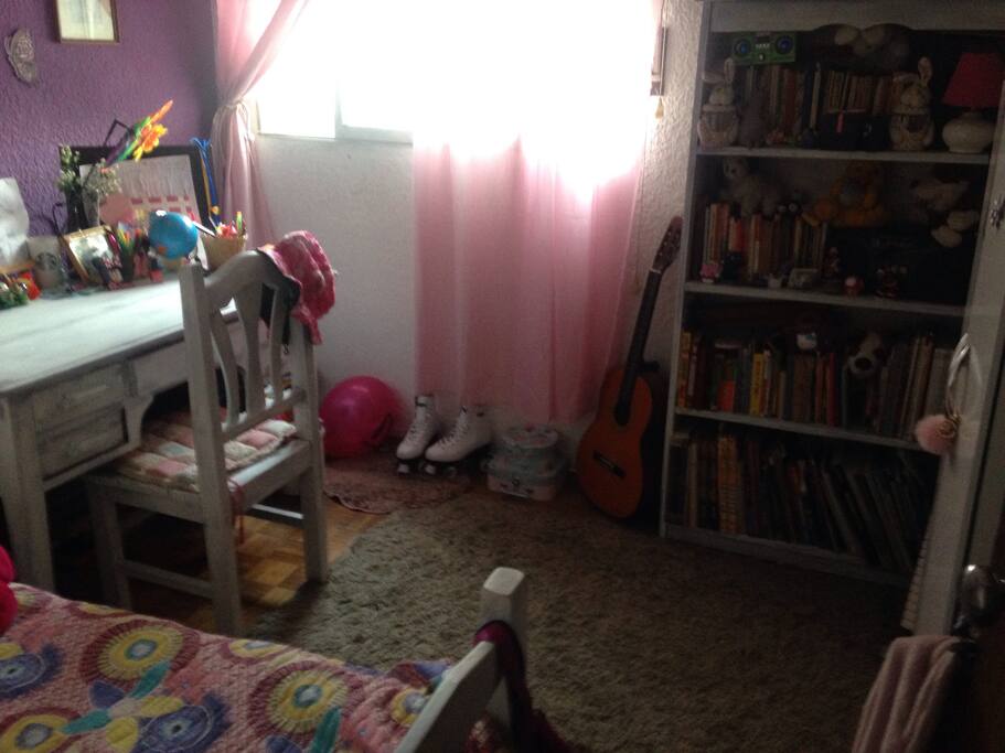 Dormitorio con una cama de una plaza, se le puede agregar opcional un colchón en el piso, armario pequeño, escritorio y bilioteca. Decorado de manera vintage adolescente