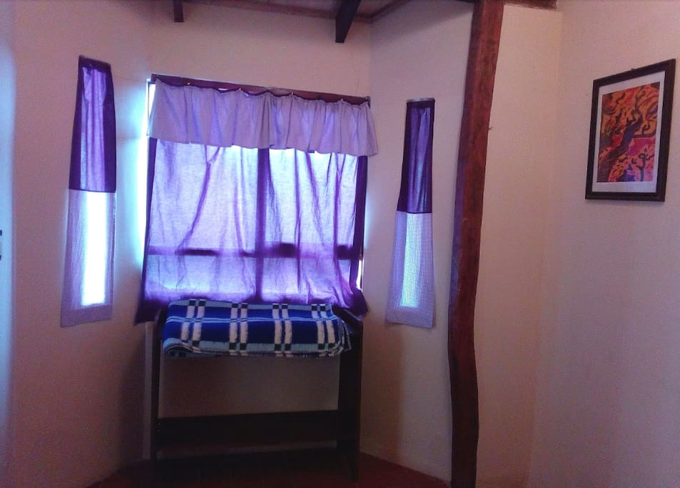 ventana con mueble pequeño
