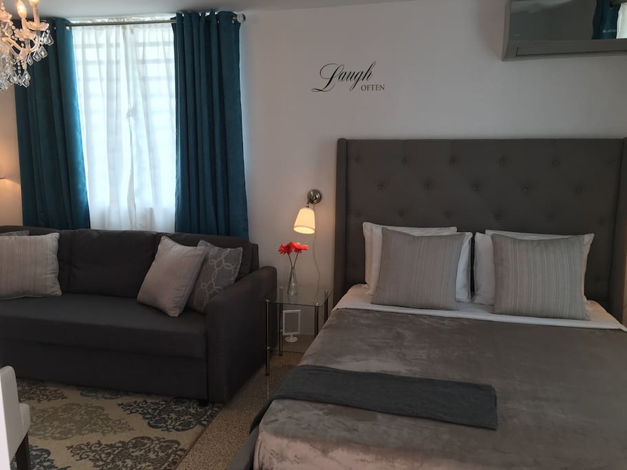 El Sofá Cama se complementa con 2 Butacas para la comodidad de los huéspedes.