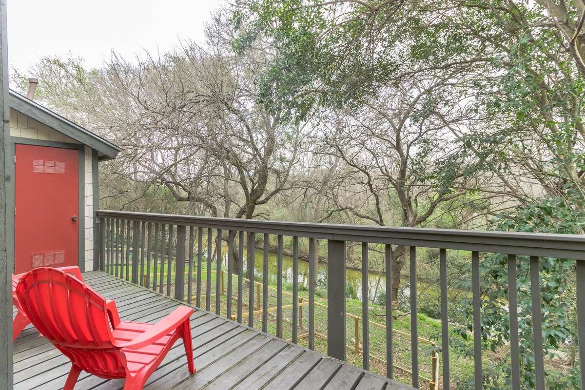 Creekside Retreat! Nature, Tree's, Yard, Pet's ok.