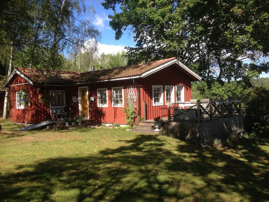 Stugan innehåller kombinerat vardagsrum/kök, två st sovrum samt badrum.