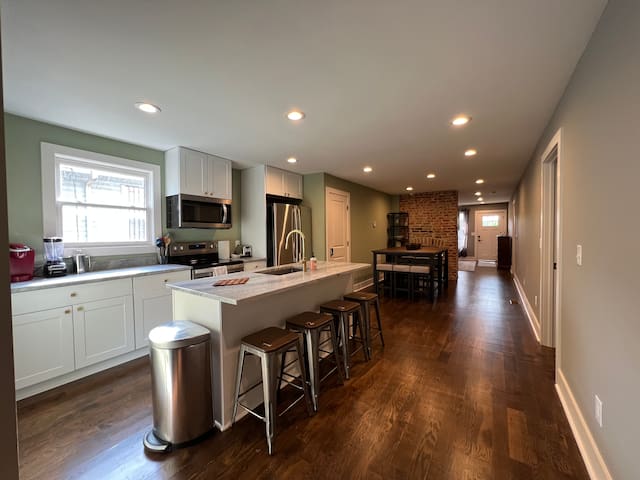 5 bedroom 5 bathroom Cottage at 5 points gallery image 2