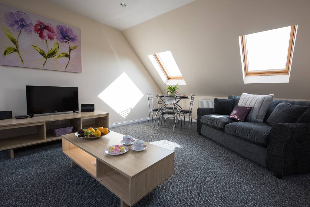Lounge/Dining
