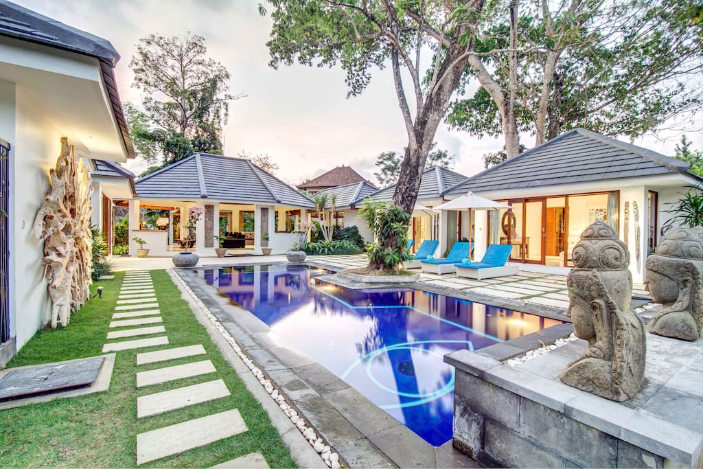 Villa Herros: Luxurious 4 bedrooms, 4 bathrooms & Private Pool Villa only 5min away from the busy streets of Seminyak.