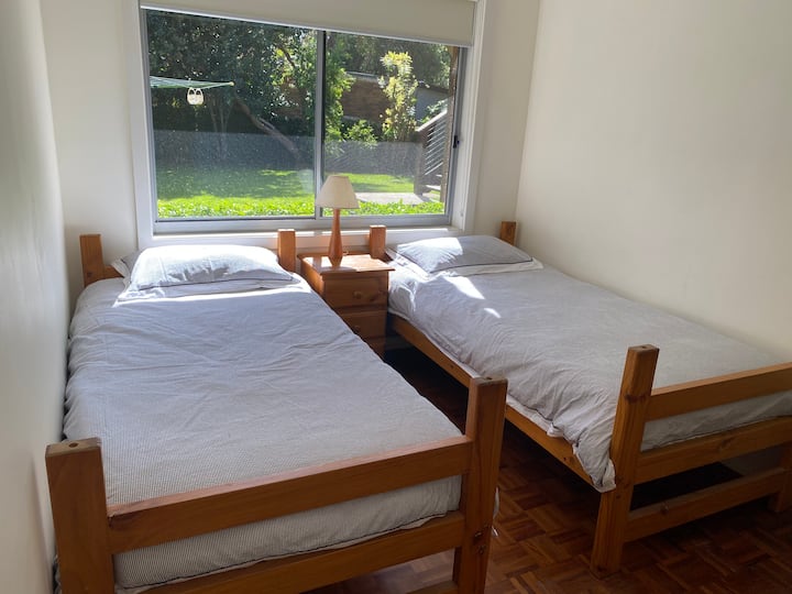 Dhoma e gjumit 3, 2 krevate tek dhe e ndërtuar në gardërobë