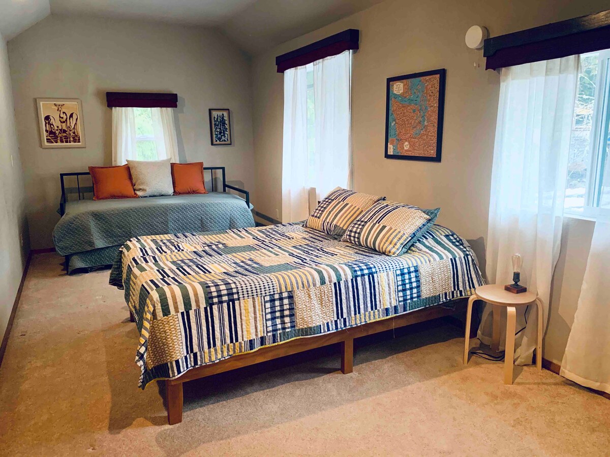 dormitorio 2: abre las ventanas para escuchar los sonidos del arroyo durante toda la noche. Cama tamaño queen y sofá cama individual con cama nido