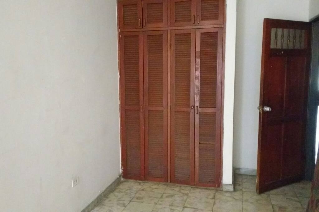 Habitación amplia con cama y armario