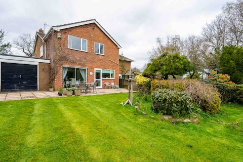 Double King bed, huge space, F/stick games & xbox