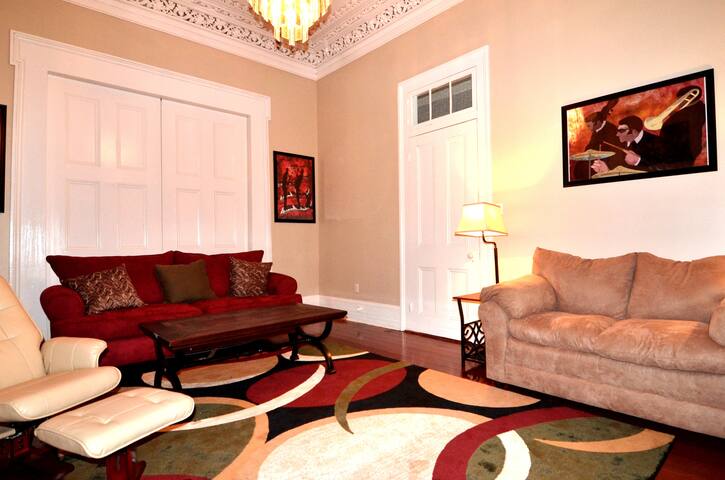 The Vivien House – Beautiful Historic Home gallery image 4