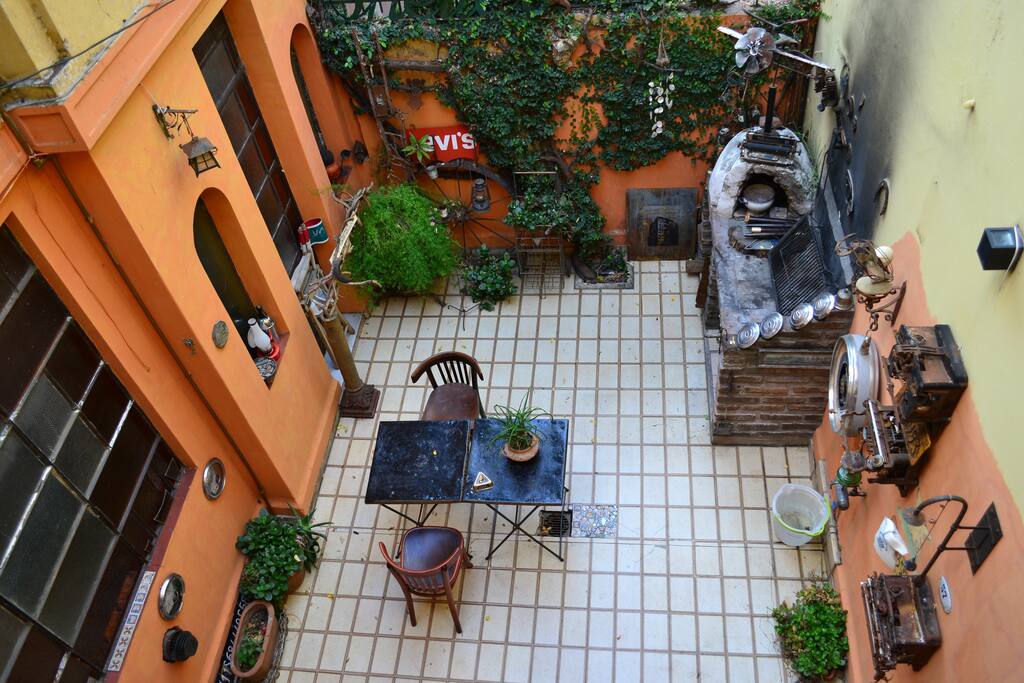 Comodo patio con parrillero, horno de barro y disco de arado
